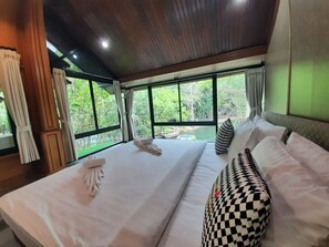 Signature Studio, Canal View - Pets not allowed | Blackout drapes, free WiFi, bed sheets - Khaoyai Paradise on Earth (Pak Chong)
