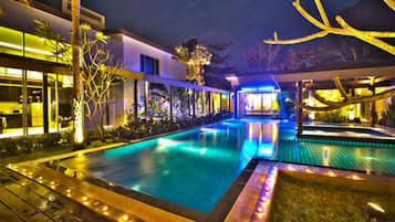 2 hồ bơi ngoài trời