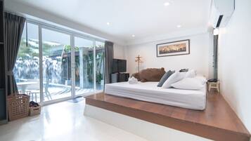 Estúdio com design assinado, ao lado da piscina | Cortinas blackout, Wi-Fi de cortesia, roupa de cama