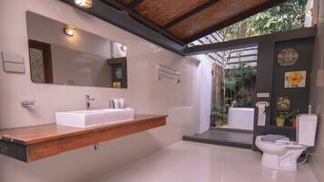 Estúdio superior, ao lado da piscina | Banheiro | Chuveiro, produtos de toalete grátis, secador de cabelo, chinelos