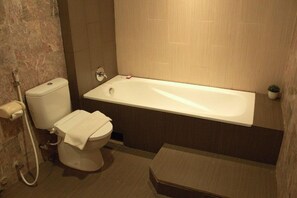 Suite | Bathroom | Shower, free toiletries, towels