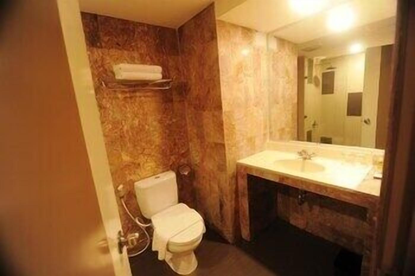 Kylpyhuone | Suihku, ilmaiset hygieniatuotteet, pyyhkeet