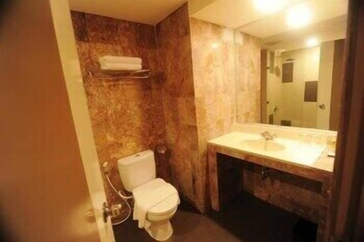 Kylpyhuone | Suihku, ilmaiset hygieniatuotteet, pyyhkeet