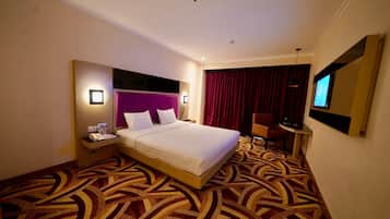 Business Room | Minibar, in-room safe, desk, blackout drapes