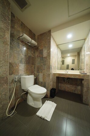 Superior Twin Room | Bathroom | Shower, free toiletries, towels - Ayola Sentosa Palembang (Palembang)