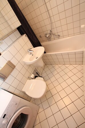 Hair dryer, towels - DRUSCHBA Boutique Apartment (Leipzig)