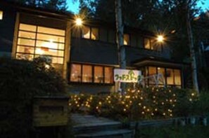 Un bâtiment dont les fenêtres sont illuminées et qui possède une enseigne.