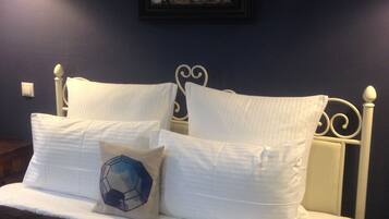 Comfort tweepersoonskamer | Een kluis op de kamer, een bureau, gratis wifi, beddengoed