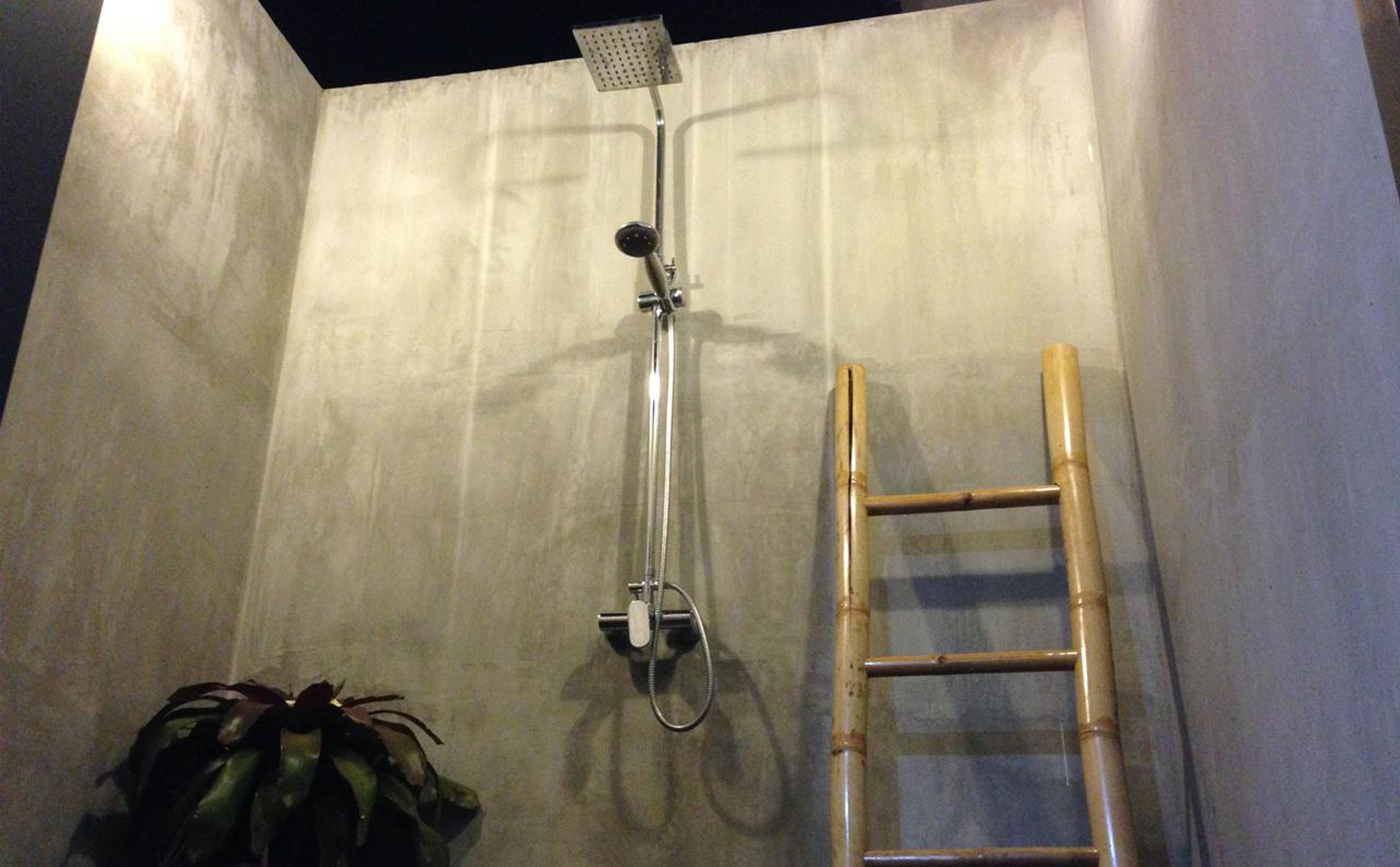 Standard Double Room | Bathroom | Shower, rainfall showerhead, free toiletries, hair dryer