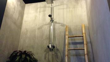 Standard Double Room | Bathroom | Shower, rainfall showerhead, free toiletries, hair dryer