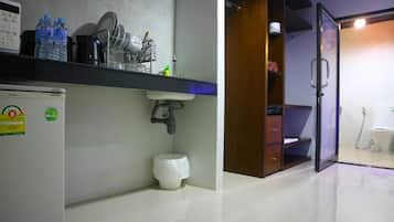 Shower, rainfall showerhead, free toiletries, hair dryer