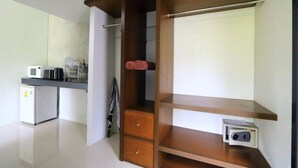 Eine kleine Küche mit Mikrowelle, kleinem Kühlschrank und einer Kaffeemaschine.