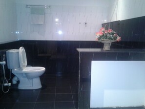 Basic Shared Dormitory, Mixed Dorm, Non Smoking, Garden Area | Bathroom | Shower, towels - Hikka beach monkey - Hostel (Hikkaduwa)