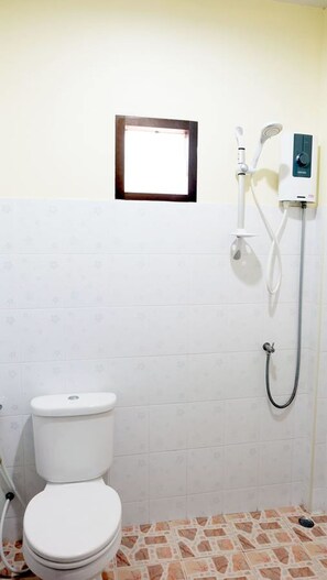 Standard Double Room | Bathroom | Shower, free toiletries, towels