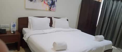 1 غرفة نوم وأغطية فراش متميزة وخزنة داخل الغرفة ومكتب