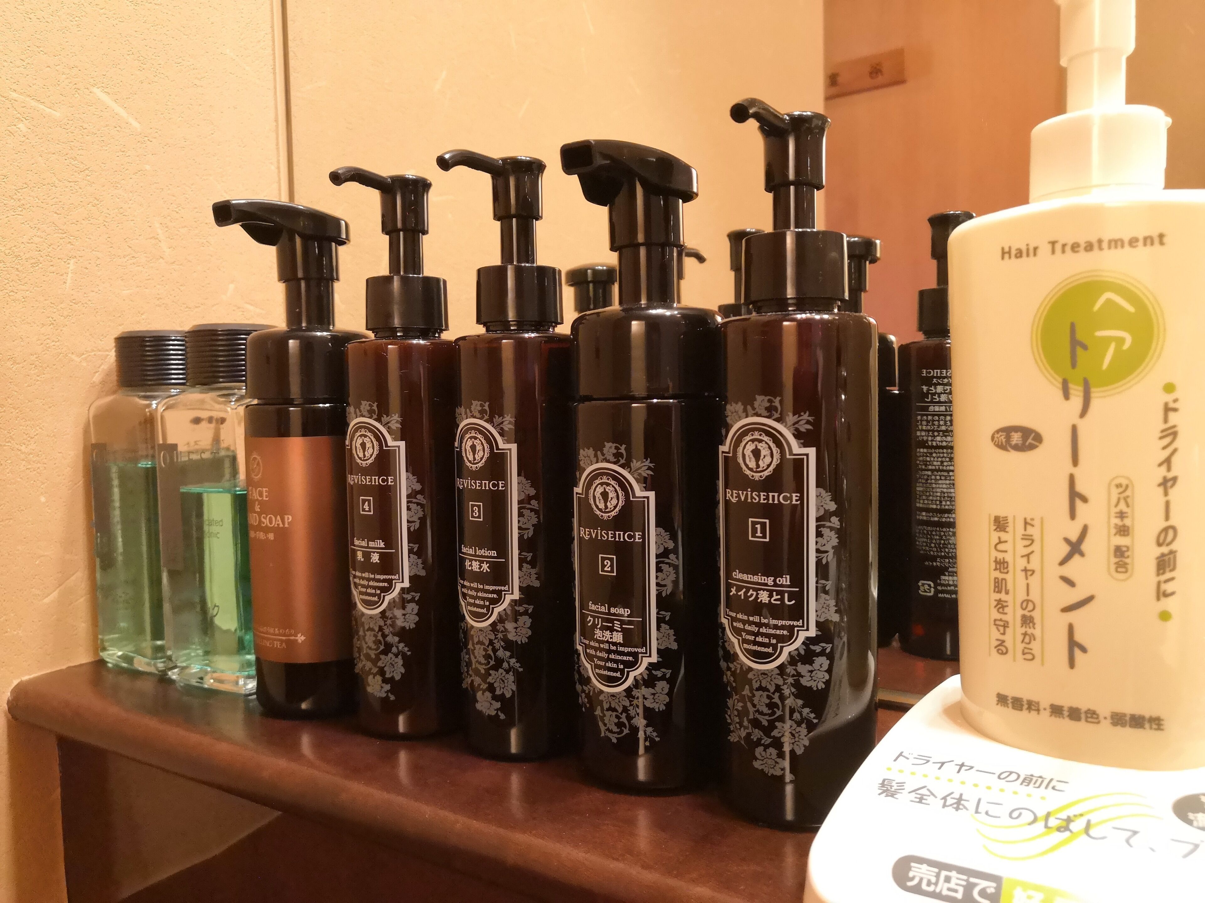 separate bathtub and shower, hydromassage showerhead, free toiletries