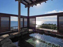 Una estructura de madera con vistas al mar.