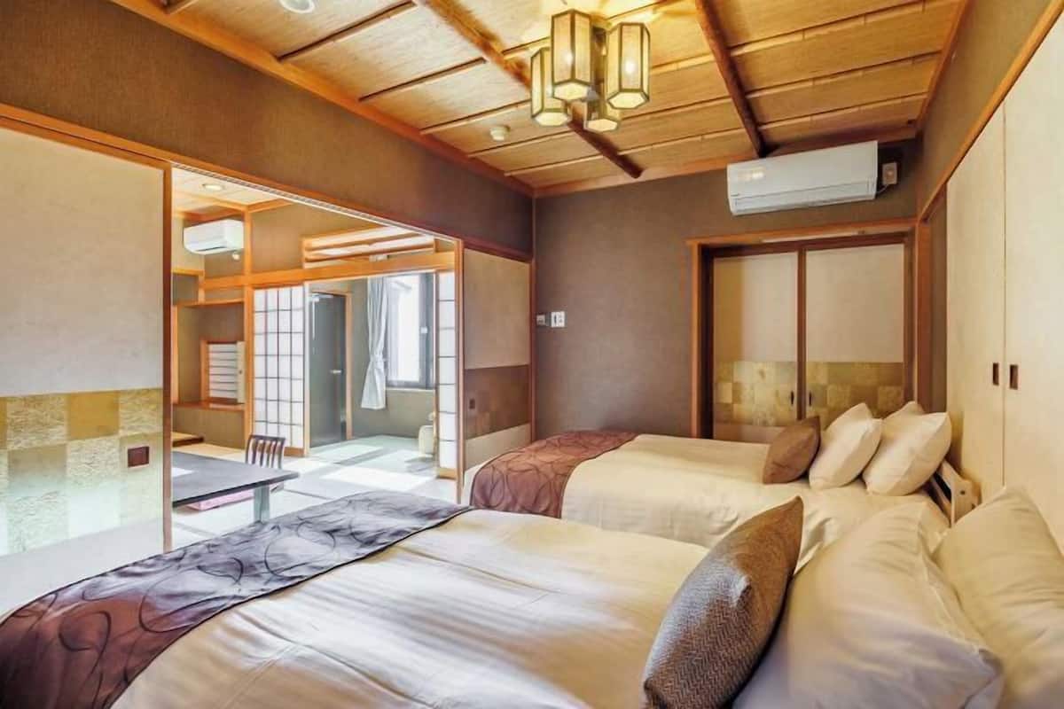 1 kamar tidur, brankas, tirai kedap cahaya, dan setrika/meja setrika