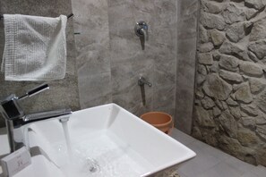 Habitació doble Deluxe, 1 llit de matrimoni gran | Bany | Combinació de dutxa i banyera i articles de tocador gratuïts 