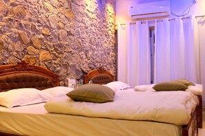 Deluxe tweepersoonskamer, 1 kingsize bed | Luxe beddengoed, een minibar, een bureau, een strijkplank/strijkijzer