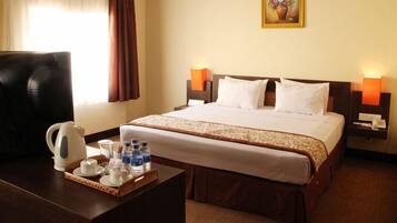 Desk, free WiFi, bed sheets