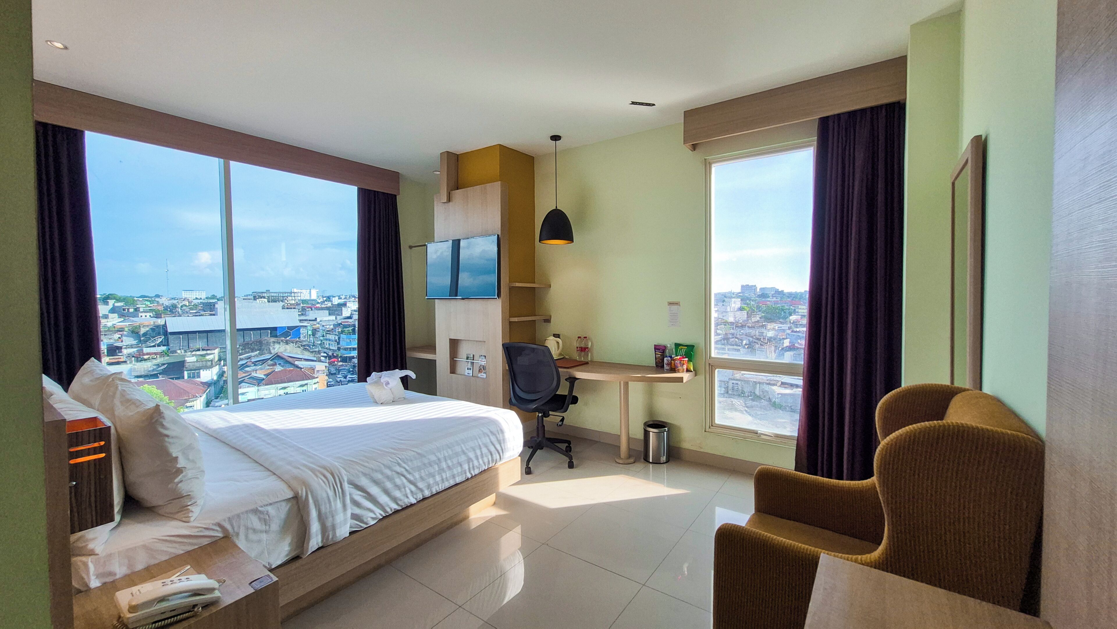 商务客房 | 办公桌、遮光窗帘、免费 WiFi