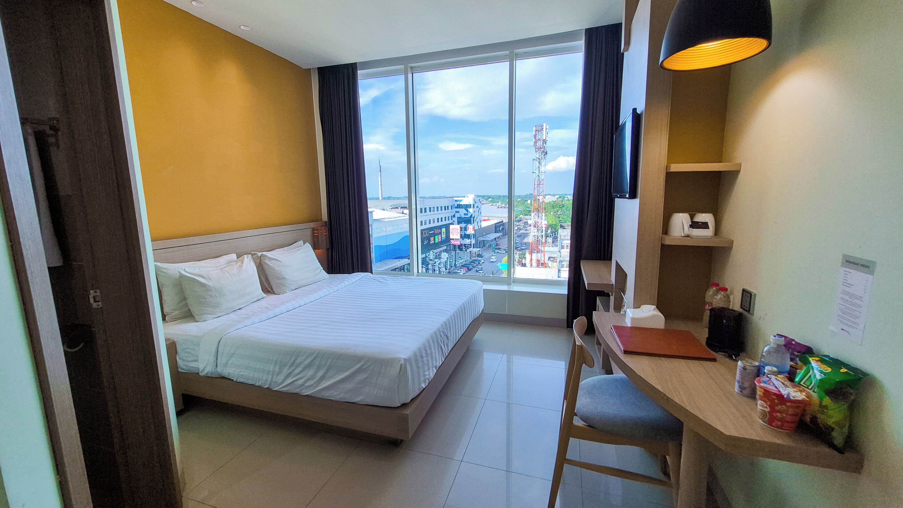 高级单人房 | 办公桌、遮光窗帘、免费 WiFi