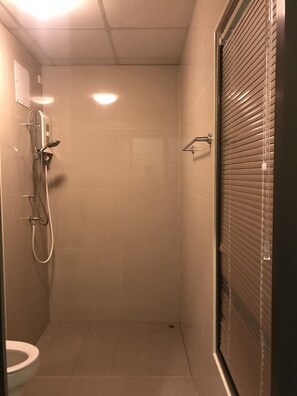 Quarto casal standard | Banheiro | Chuveiro, produtos de toalete grátis, toalhas de banho