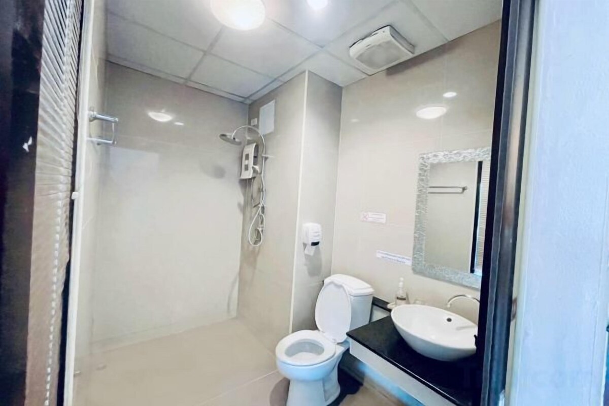 Shower, free toiletries, towels