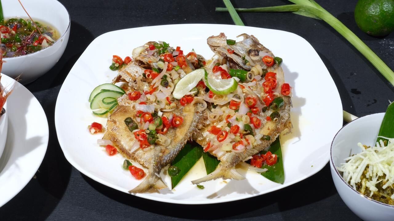 breakfast, lunch and dinner served