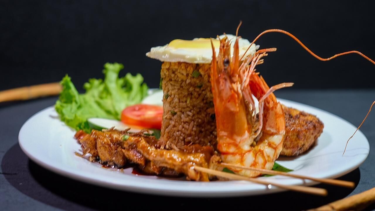 breakfast, lunch and dinner served