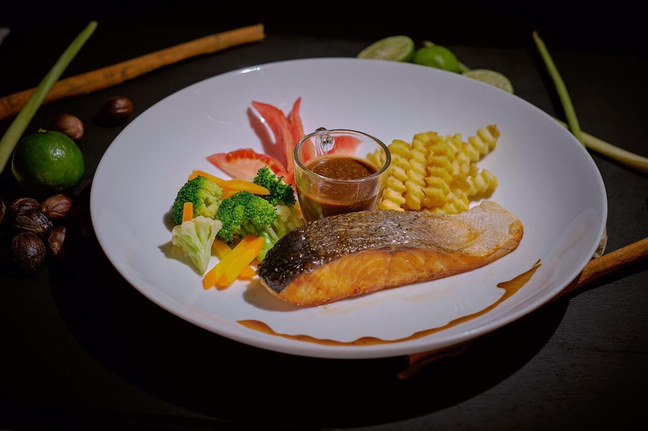 breakfast, lunch and dinner served