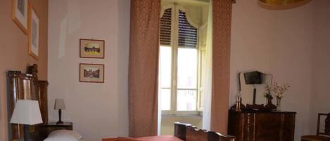 Quarto casal, banheiro privativo | Escrivaninha, Wi-Fi de cortesia, roupa de cama