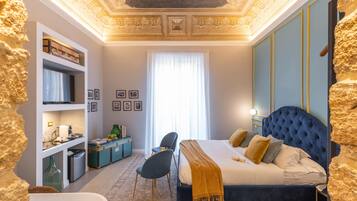 Suite, balkon, pemandangan kota | Seprai premium, bantalan ekstra lembut, minibar, dan brankas