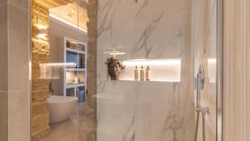 Suite, Balkon, Stadtblick | Badezimmer | Dusche, kostenlose Toilettenartikel, Haartrockner, Hausschuhe