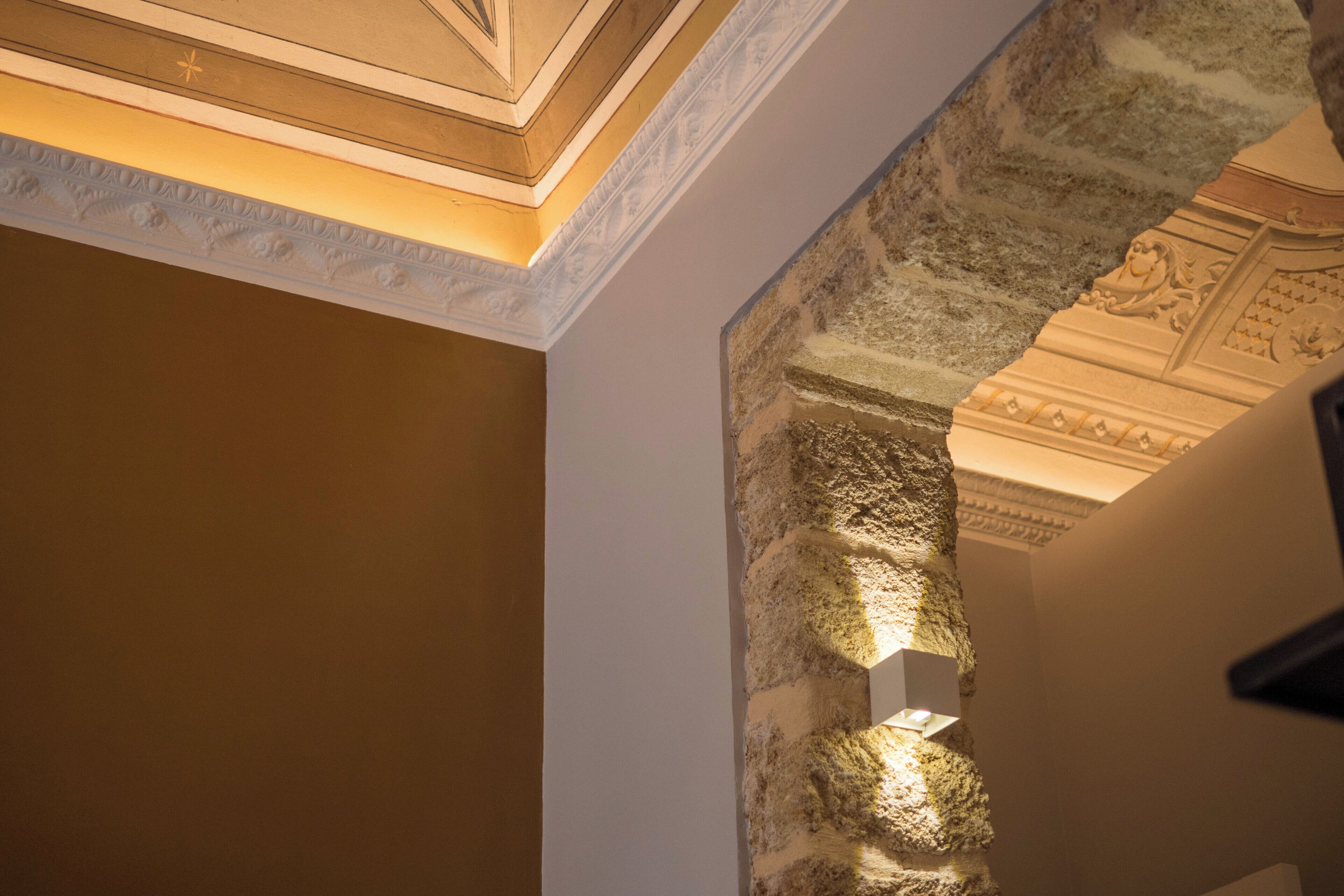 Un pilar de piedra con una lámpara, parte de la arquitectura interior de un edificio.