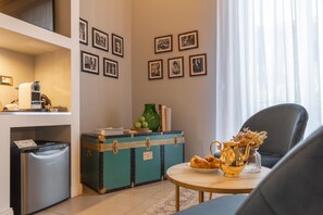 Suite, balkong, byutsikt | Sengetøy av topp kvalitet, senger med overmadrass og minibar