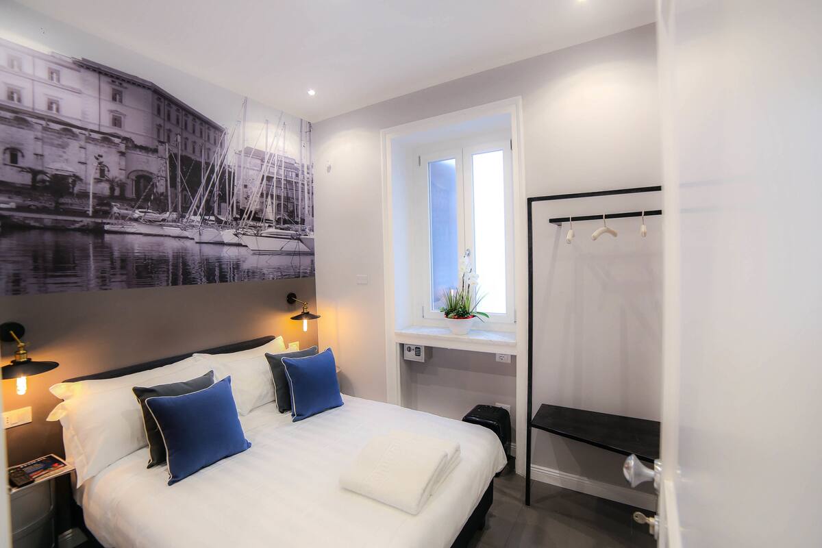Small Double Room | 고급 침구, 필로우탑 침대, 미니바, 객실 내 금고