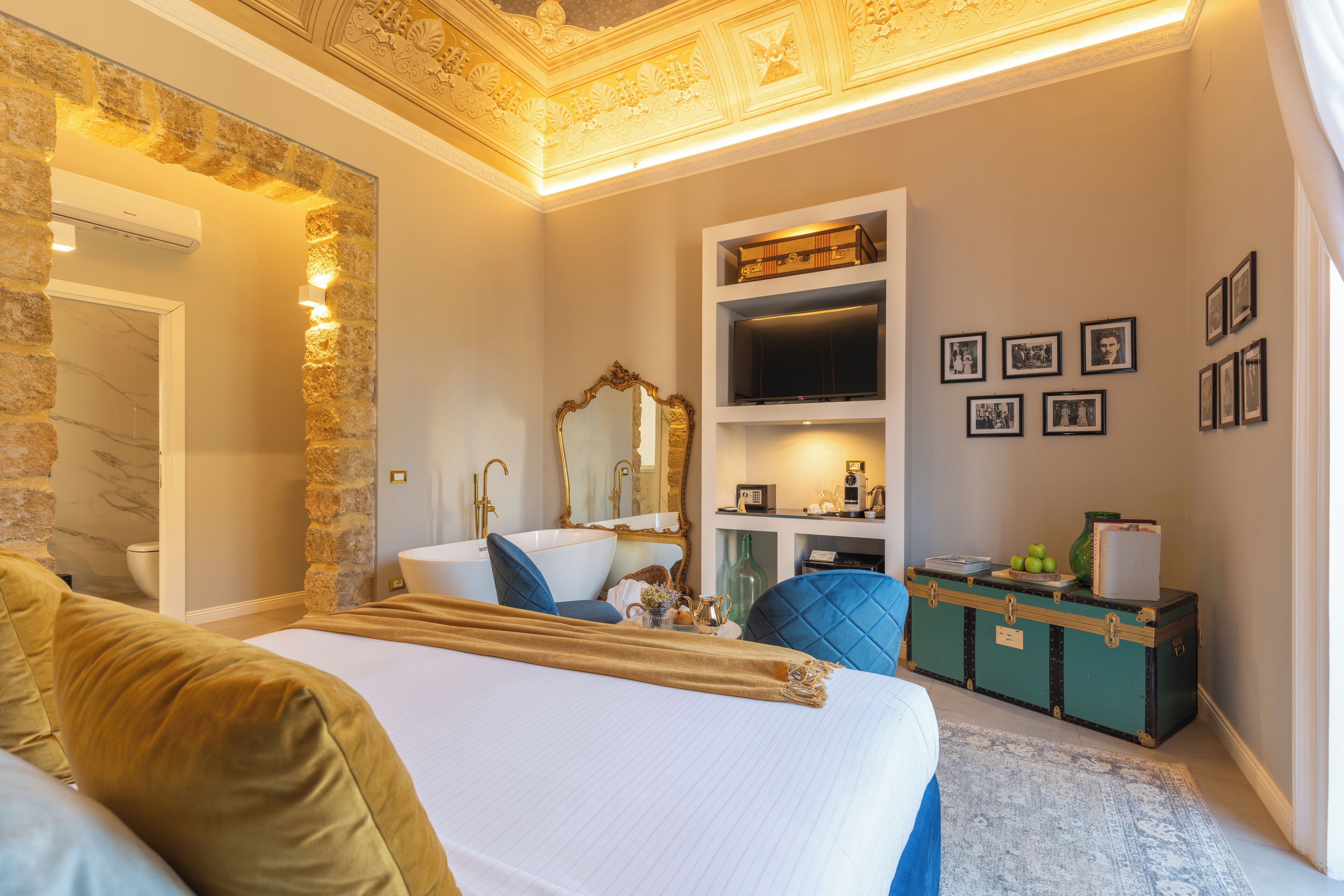 Ropa de cama de alta calidad, colchones con pillow-top y minibar 