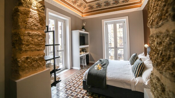 A bedroom with a bed, a dresser, a TV, and a window. - Family Affair (Palermo)