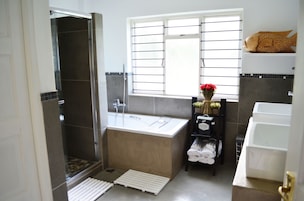 Produtos de toalete grátis, secador de cabelo, toalhas de banho