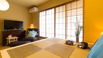 Private Vacation Home | Living room | Flat-screen TV