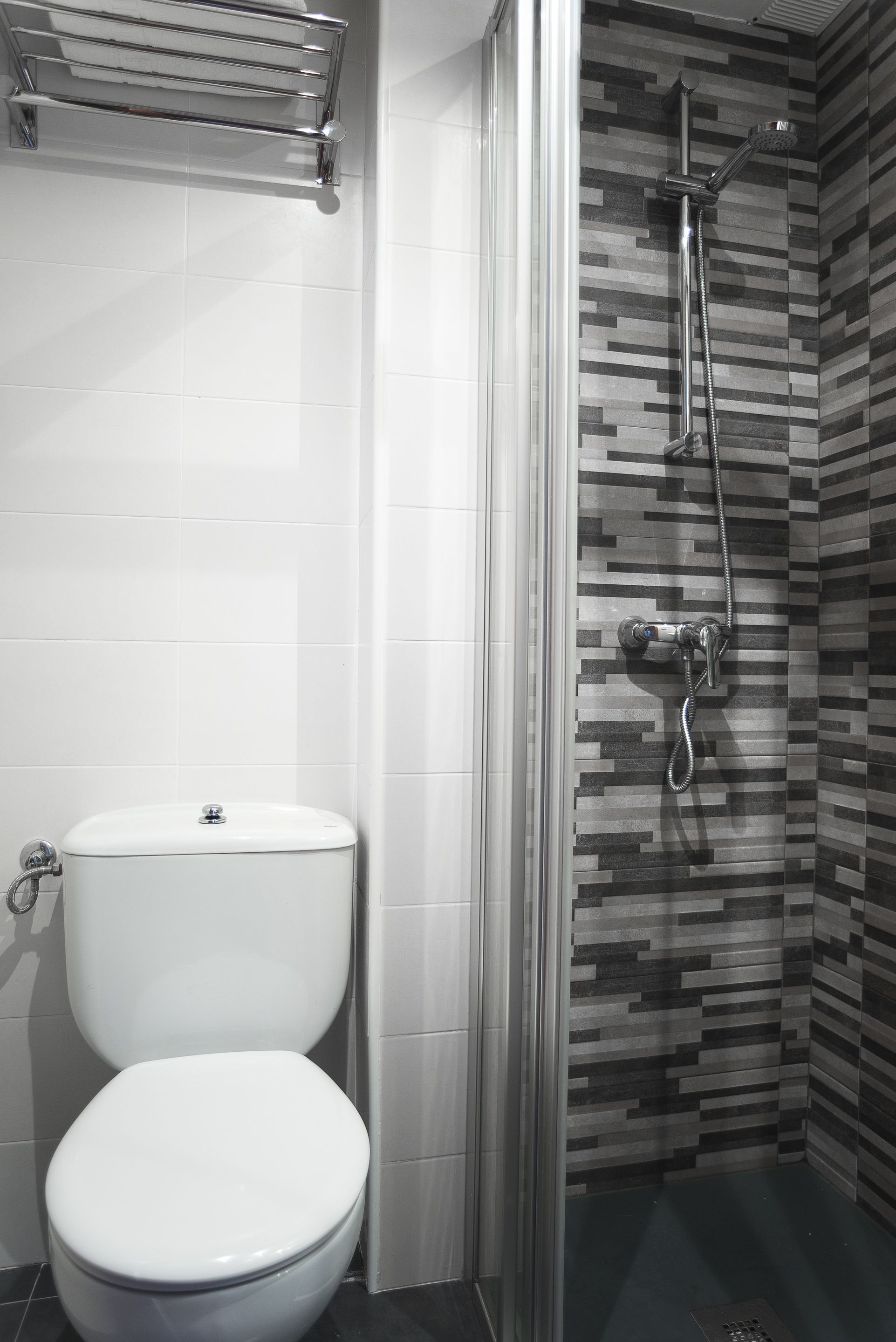 Kamer, 1 twee- of 2 eenpersoonsbedden | Badkamer | Een douche, gratis toiletartikelen, een haardroger, handdoeken