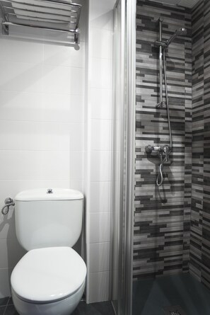 Double or Twin Room | Bathroom | Shower, free toiletries, hair dryer, towels - Hostal del Campo (Arévalo)