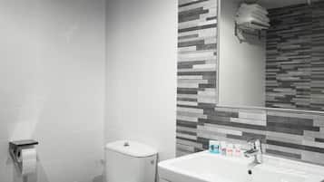 Suite | Badkamer | Een douche, gratis toiletartikelen, een haardroger, handdoeken