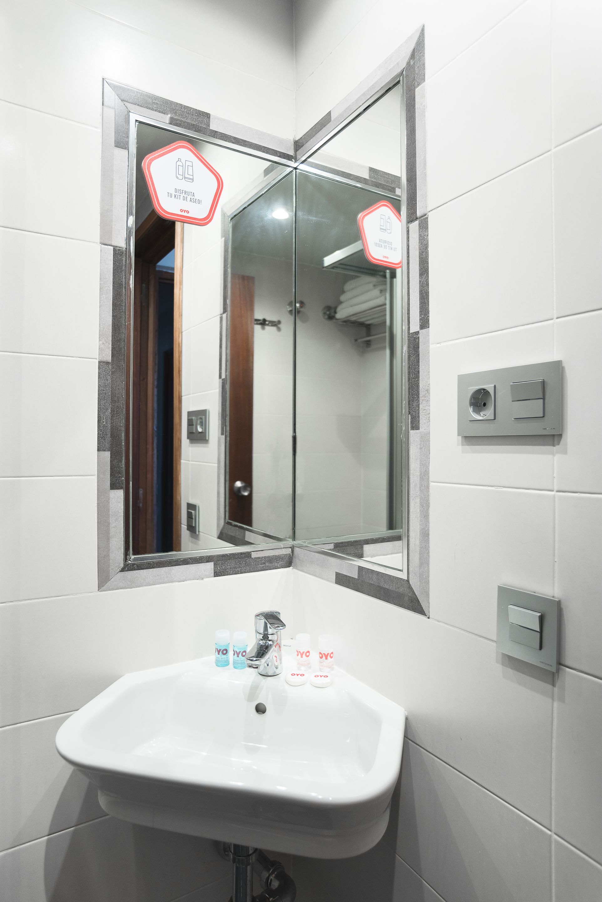 Kamer, 1 twee- of 2 eenpersoonsbedden | Badkamer | Een douche, gratis toiletartikelen, een haardroger, handdoeken