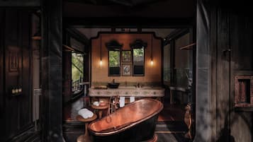 Combined shower/tub, deep soaking tub, rainfall showerhead