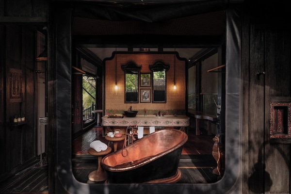 Combined shower/bathtub, deep-soaking bathtub, rainfall showerhead