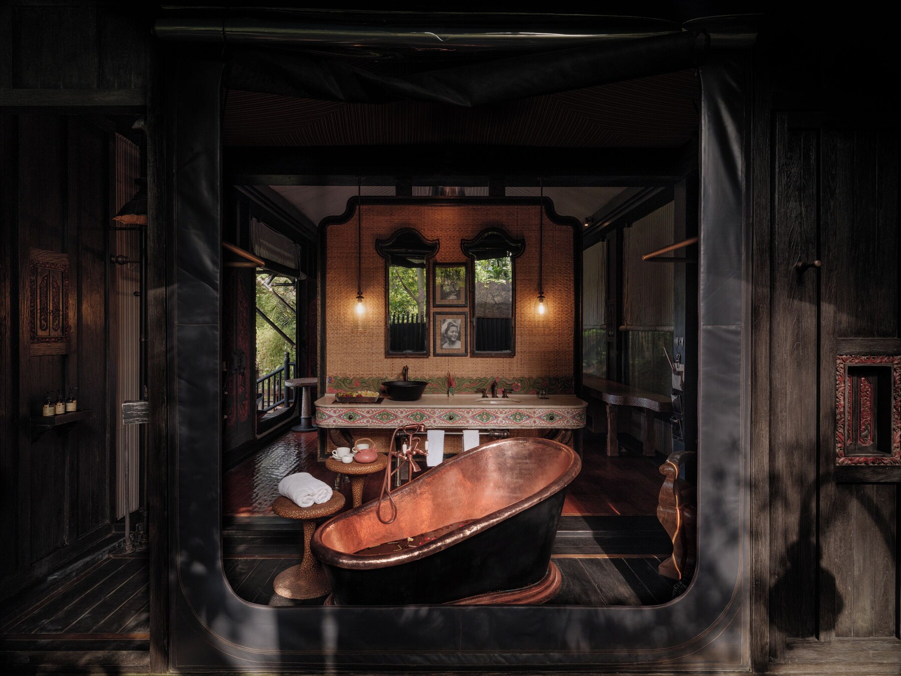 Combined shower/bathtub, deep-soaking bathtub, rainfall showerhead