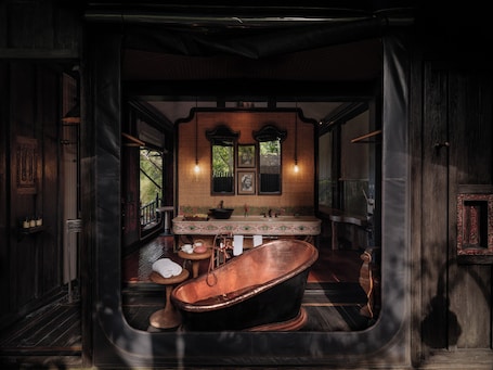 Combined shower/tub, deep soaking tub, rainfall showerhead